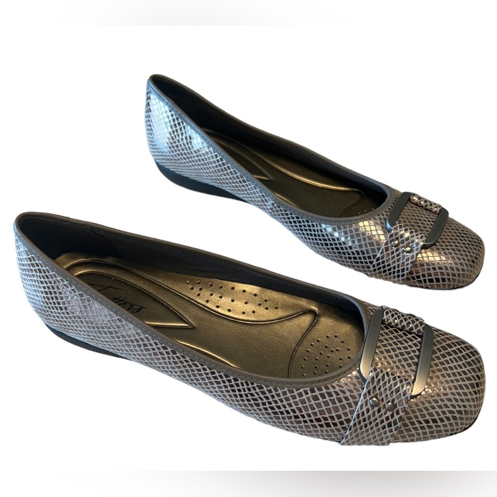 Trotters Sizzle Signature FlT w: Multi metallic embossed fabric Size 11SS